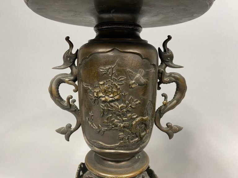 Japon, XIXe - Suite de deux vases Usubata en bronze reposant sur large base cir…