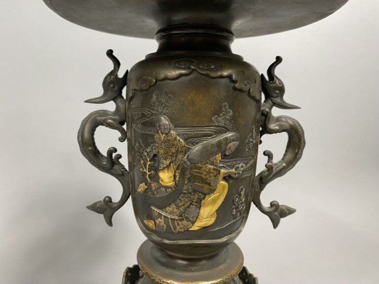 Japon, XIXe - Suite de deux vases Usubata en bronze reposant sur large base cir…