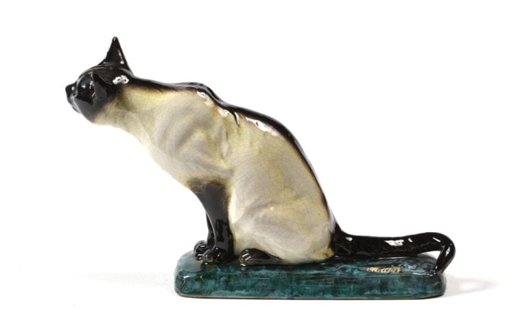 L. RICHE. Chat en céramique blanche et noire. Signé Ed MR (acc)