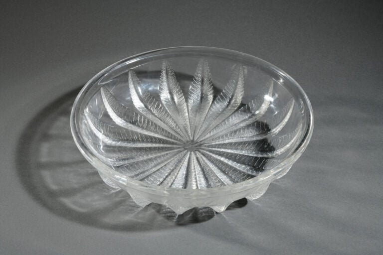 LALIQUE France - Grande coupe en verre moulé pressé à décor rayonnant de feuill…
