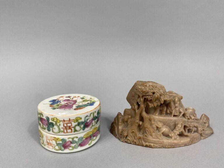 Lot d'objets asiatiques comprenant des jetons en porcelaine émaillée polychrome…