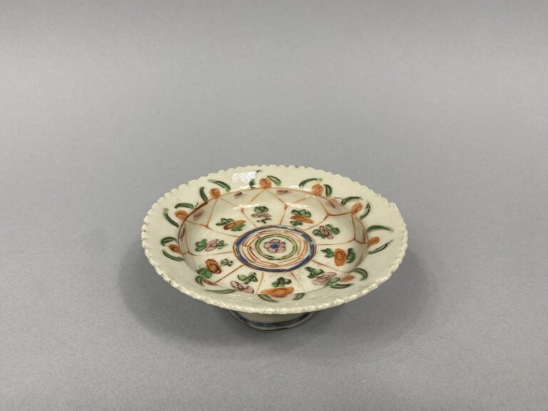 Lot d'objets asiatiques comprenant des jetons en porcelaine émaillée polychrome…