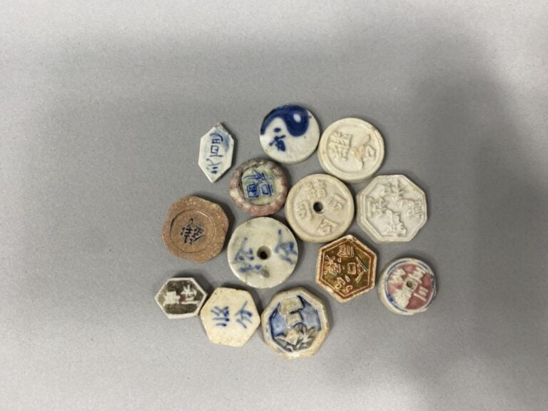 Lot d'objets asiatiques comprenant des jetons en porcelaine émaillée polychrome…