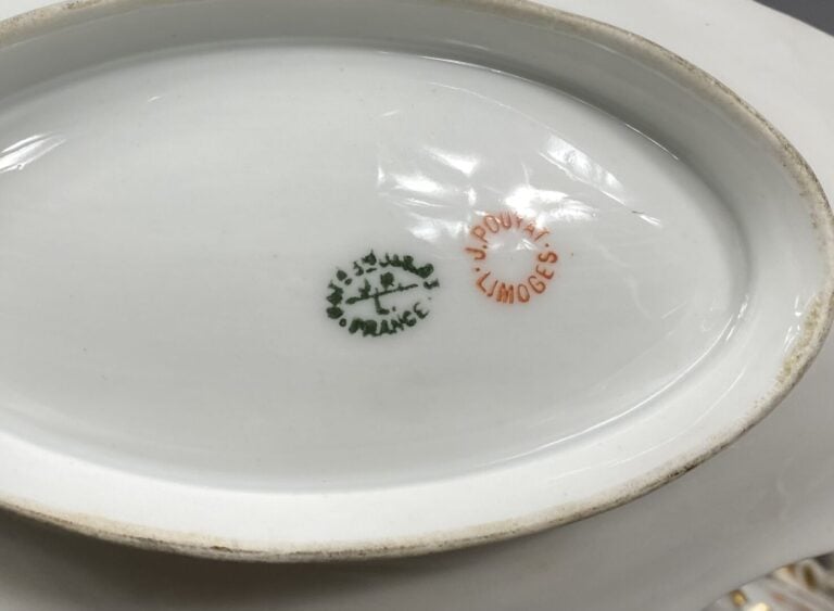 Manufacture de Jean POUYAT à LIMOGES - Partie de service de table en porcelaine…