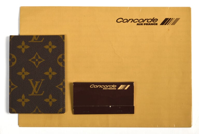 Memorabilia CONCORDE : 1 pochette allumettes, 1 pochette courrier, 1 carnet VUI…
