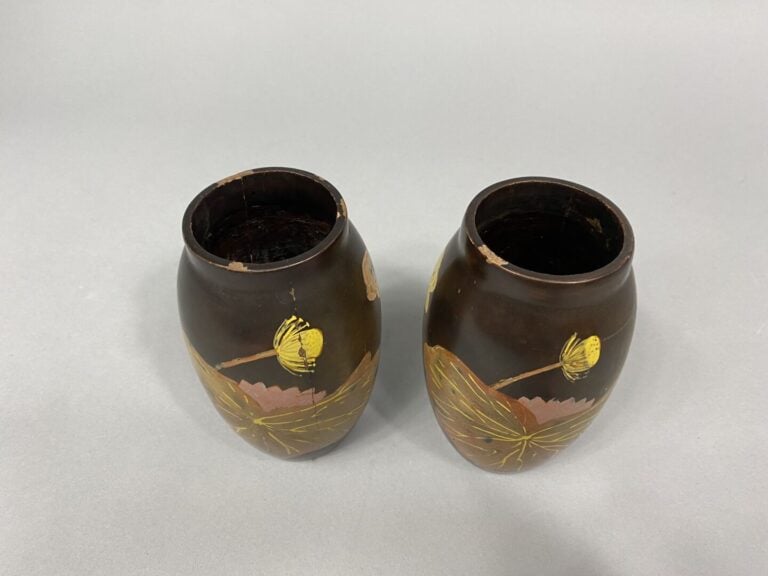 My NGHE (XXe) - Paire de vases en bois laqué à décor de lotus et nénuphars sur…