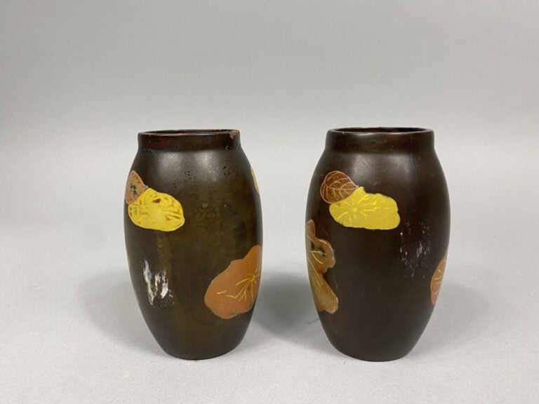 My NGHE (XXe) - Paire de vases en bois laqué à décor de lotus et nénuphars sur…