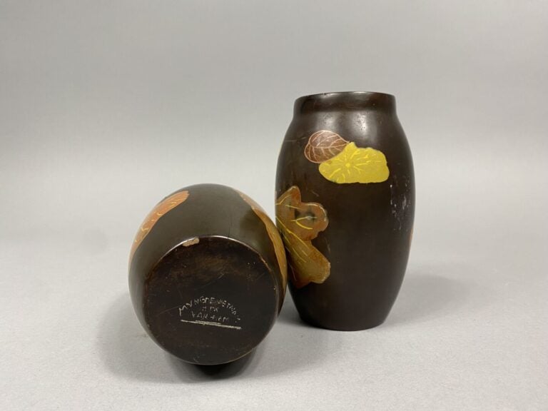 My NGHE (XXe) - Paire de vases en bois laqué à décor de lotus et nénuphars sur…