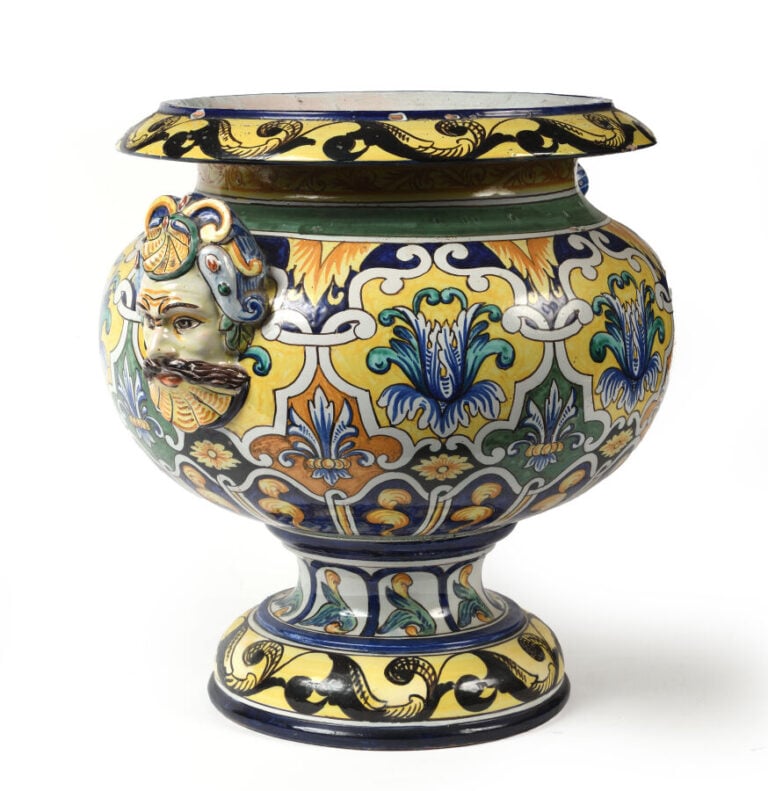 NEVERS. Vase en faïence à décor polychrome de motifs feuillagés dont les prises…