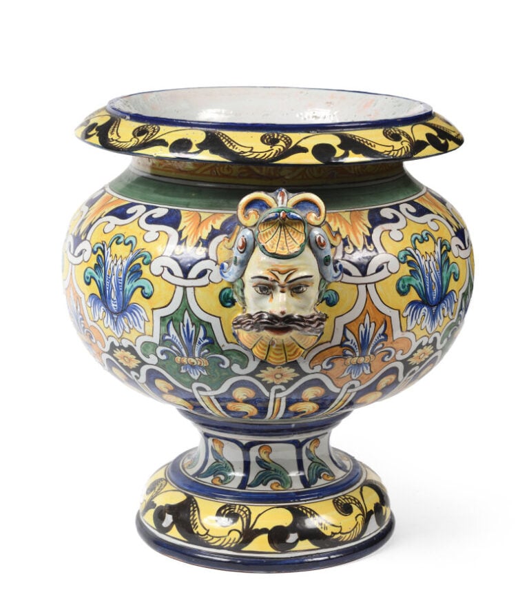NEVERS. Vase en faïence à décor polychrome de motifs feuillagés dont les prises…