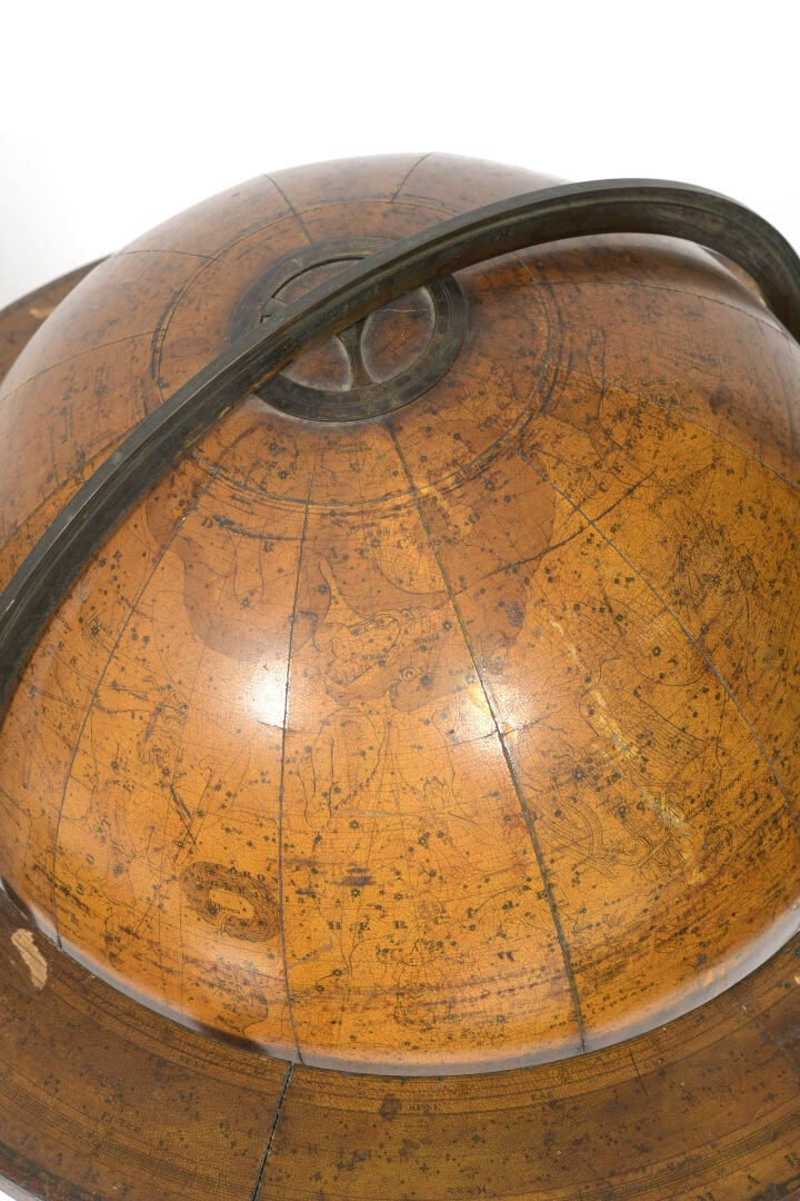 NEWTON & Son - Paire de globes de table terrestre et céleste, l'un représentant…