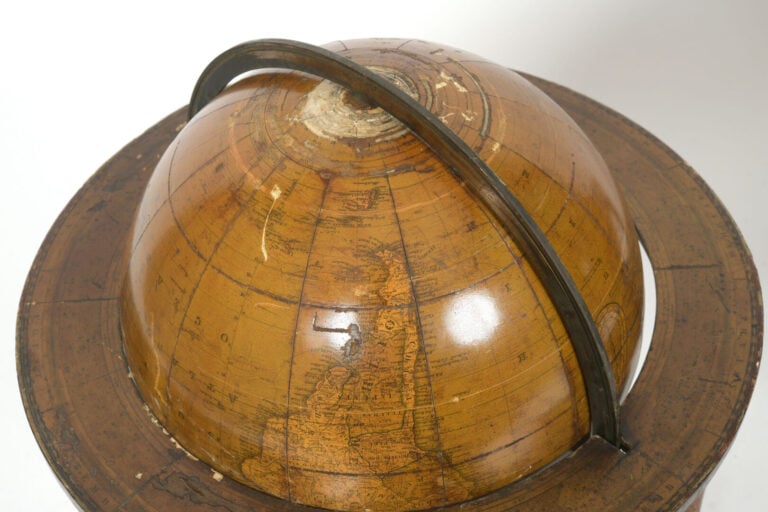 NEWTON & Son - Paire de globes de table terrestre et céleste, l'un représentant…