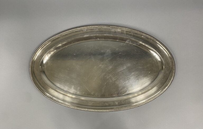 ORBRILLE - Plateau en métal argenté de forme ovale - 40 x 59.5 cm - On joint un…