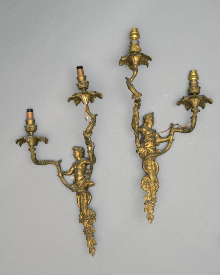 Paire d'appliques en bronze ciselé doré à deux bras de lumière mouvementés et f…