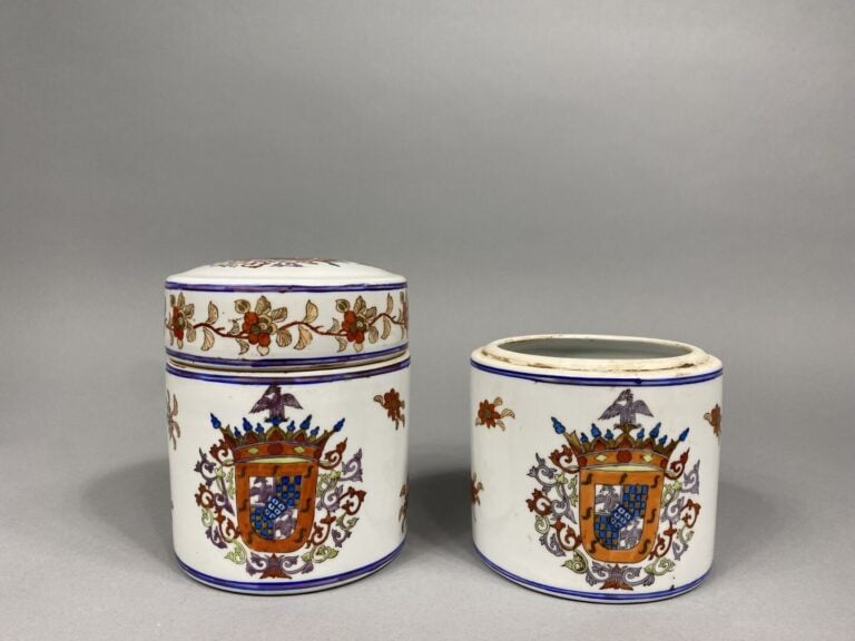 Paire de pots couverts de forme cylindrique en porcelaine émaillée polychrome à…