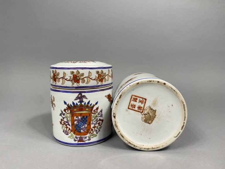 Paire de pots couverts de forme cylindrique en porcelaine émaillée polychrome à…