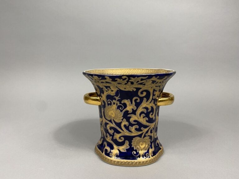 Paire de pots couverts de forme cylindrique en porcelaine émaillée polychrome à…