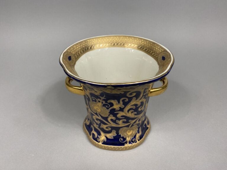 Paire de pots couverts de forme cylindrique en porcelaine émaillée polychrome à…