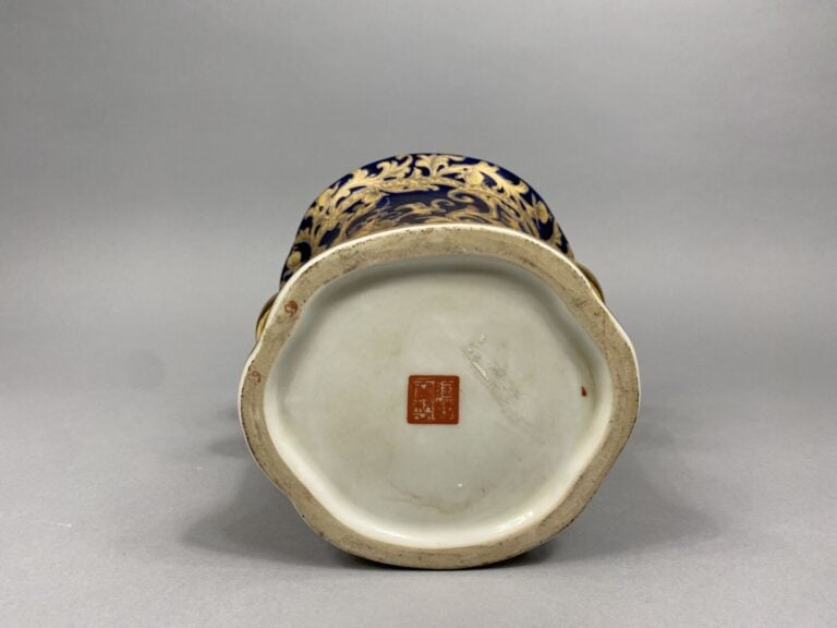 Paire de pots couverts de forme cylindrique en porcelaine émaillée polychrome à…