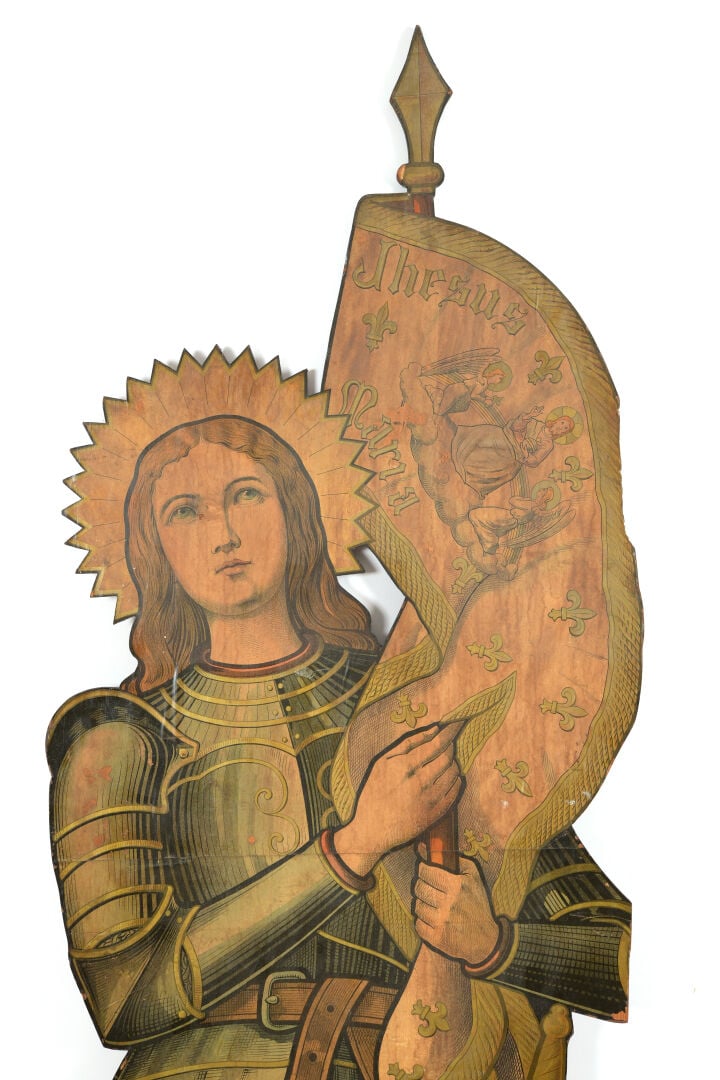 Panneau en bois à décor lithographié et rehaussé de dorures représentant Jeanne…