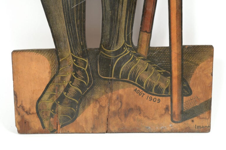 Panneau en bois à décor lithographié et rehaussé de dorures représentant Jeanne…