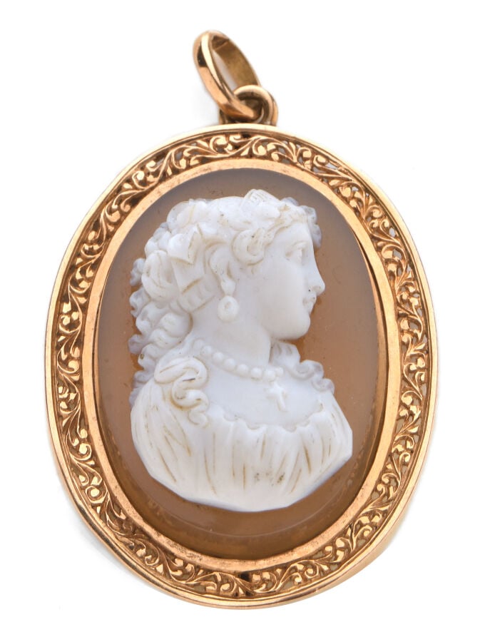 Pendentif camée en agate figurant une dame de qualité dans un entourage en or 1…