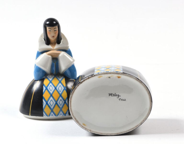 ROBJ. Femme au col blanc à la robe noire en céramique polychrome. - H : 18 cm