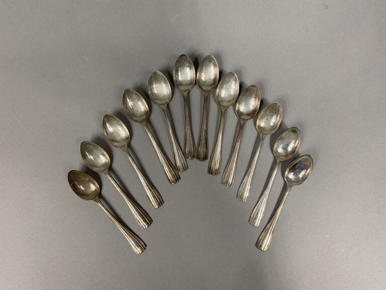 Suite de douze cuillères à entremet en argent (800) - Poids total : 116 g