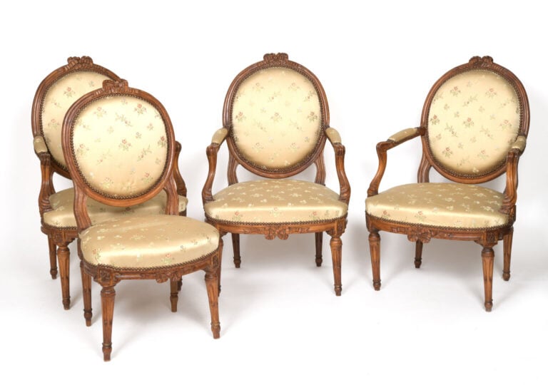 Suite de trois fauteuils et une chaise à dossier médaillon en bois mouluré et s…