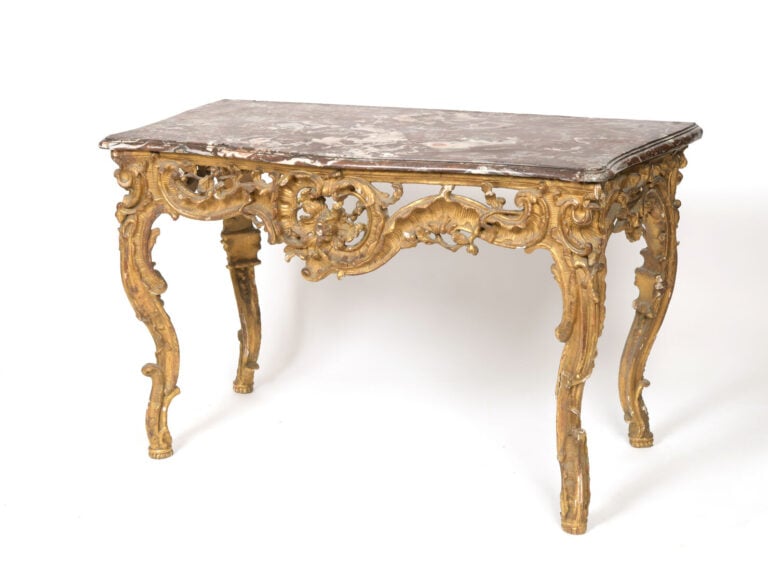 Table à gibier en bois mouluré, sculpté et doré, de forme mouvementée, à riche…