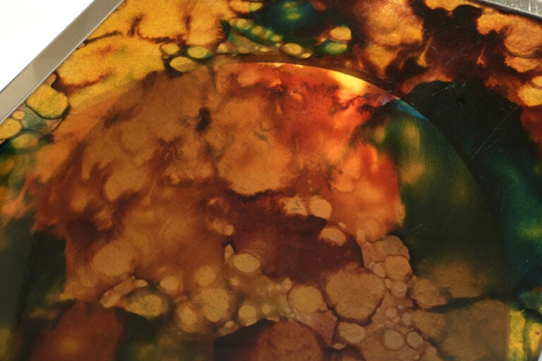 Table basse en plexiglas imitant l'écaille et plaques miroir sur le pourtour -…