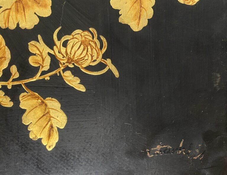 THÂN LEY - Suite de deux petits panneaux en bois laqué à décor doré de branchag…