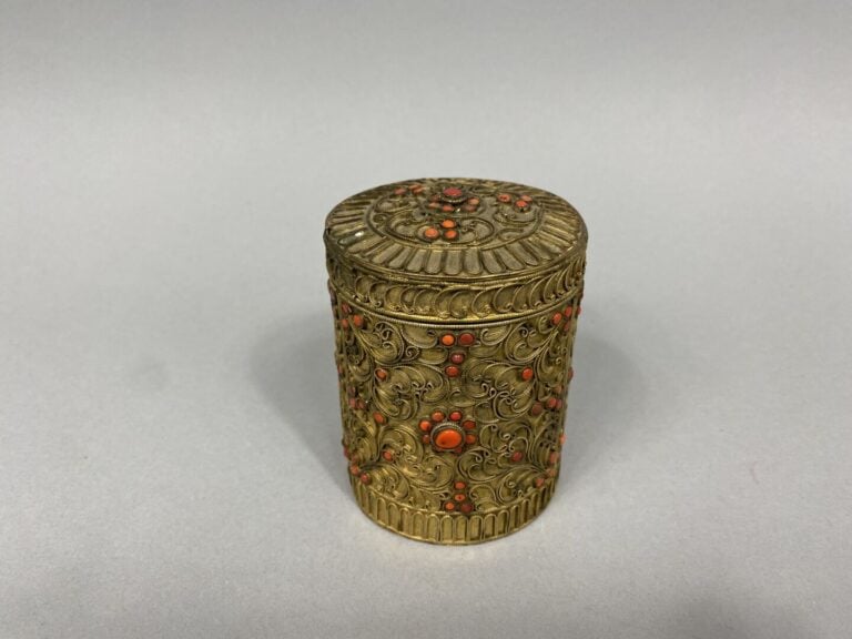 Tibet - Boite de forme cylindrique en laiton filigrané et cabochons de pierre c…
