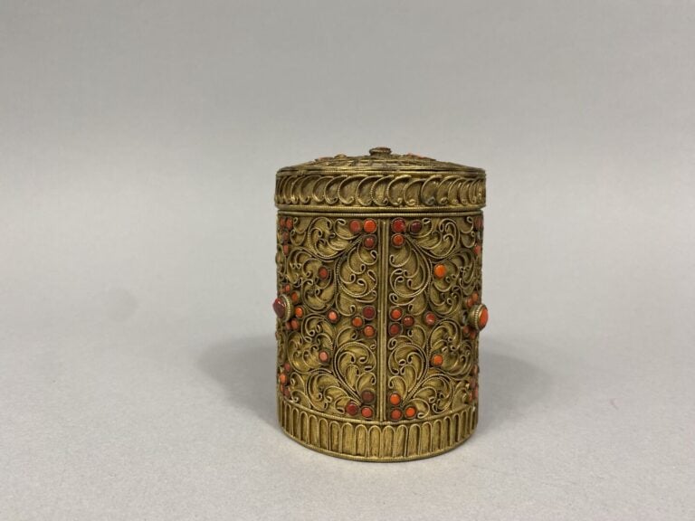 Tibet - Boite de forme cylindrique en laiton filigrané et cabochons de pierre c…