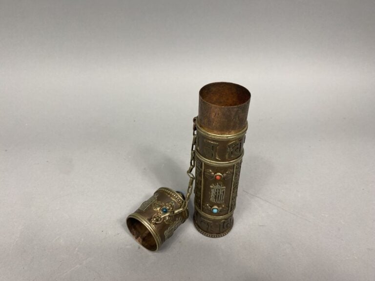 Tibet - Rouleau porte-encens en alliage et cabochons de pierres de couleurs à d…