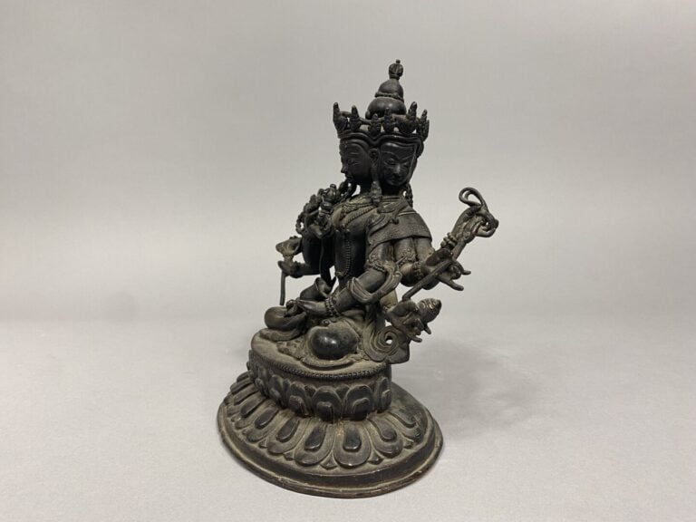 Tibet - Statue en bronze représentant la divinité Avalokiteshvara tenant les at…