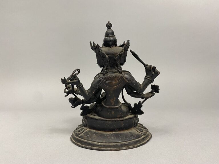 Tibet - Statue en bronze représentant la divinité Avalokiteshvara tenant les at…