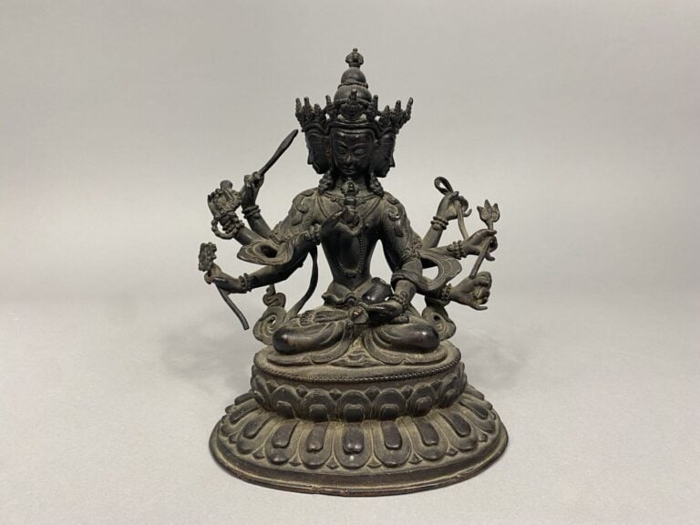 Tibet - Statue en bronze représentant la divinité Avalokiteshvara tenant les at…