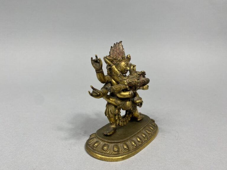 Tibet - Statuette en bronze doré représentant la divnité Hevajra à douze bras d…