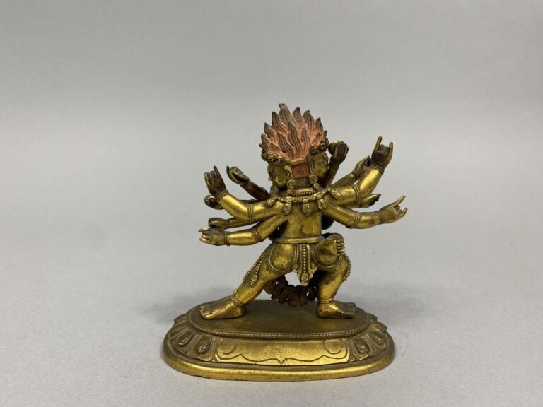 Tibet - Statuette en bronze doré représentant la divnité Hevajra à douze bras d…
