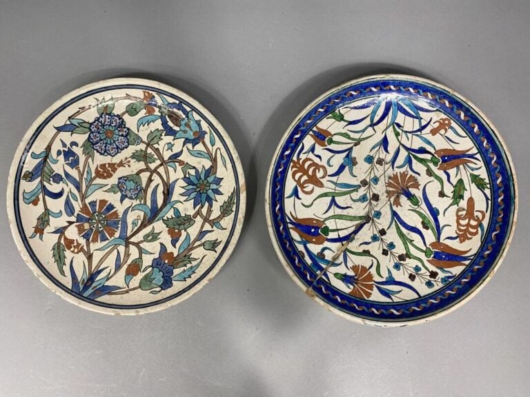 TURQUIE, KUTAHYA, vers 1900 - Lot de deux plats en céramique de Kutahya - Pâte…
