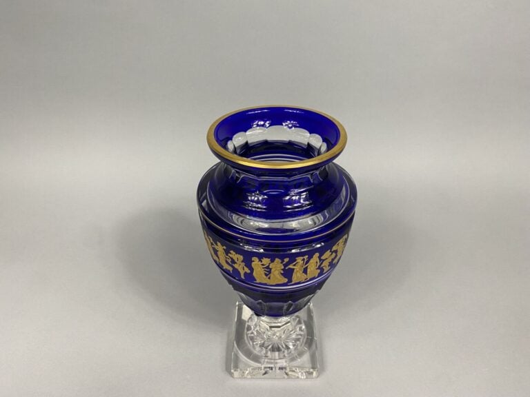 VAL SAINT LAMBERT - Vase sur piédouche en cristal taillé coloré bleu à décor do…