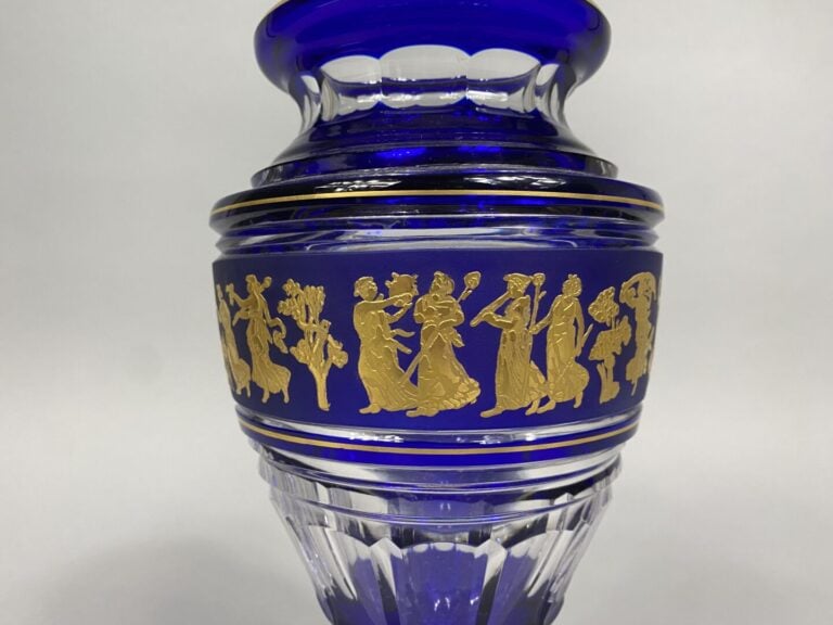 VAL SAINT LAMBERT - Vase sur piédouche en cristal taillé coloré bleu à décor do…