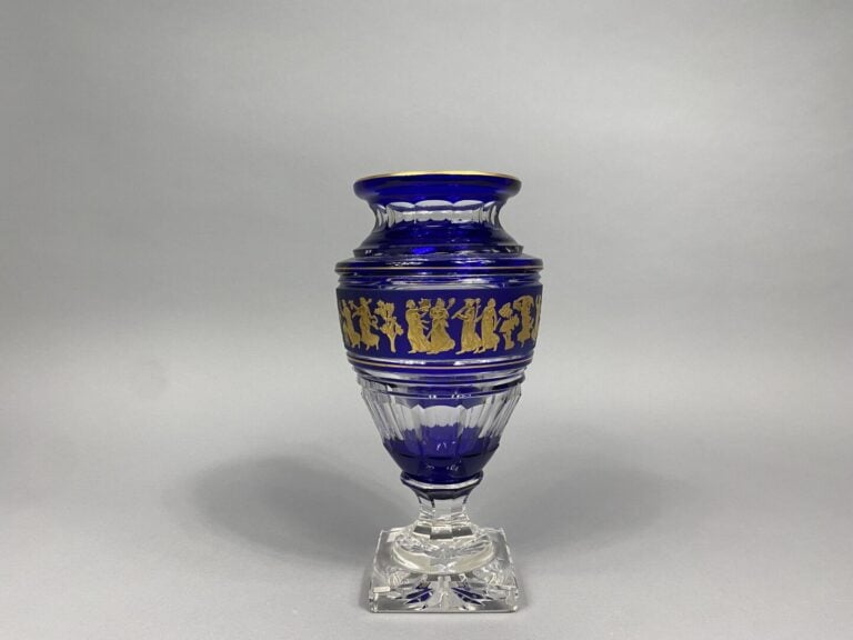 VAL SAINT LAMBERT - Vase sur piédouche en cristal taillé coloré bleu à décor do…