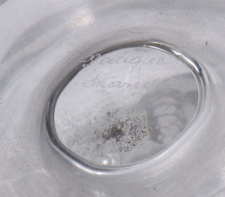 Vase en verre moulé avec moineaux. Signé LALIQUE. - H : 12 cm