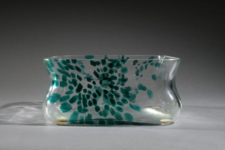 VENINI, attribué à - Coupe en verre translucide à décor de murrines en polychro…