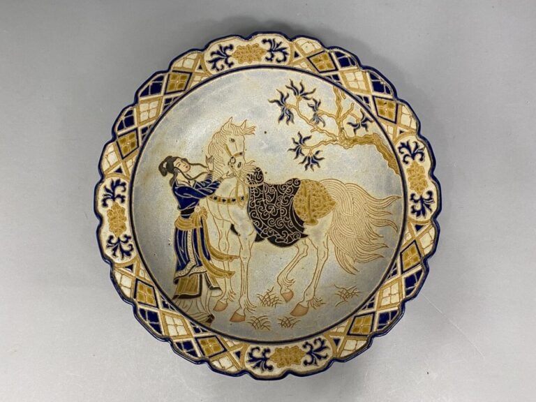 Vietnam, Bien Hoa - Grand plat à bords polylobés en grès émaillé à décor d'une…
