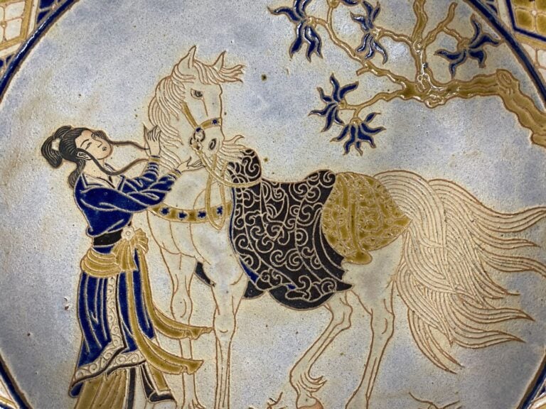 Vietnam, Bien Hoa - Grand plat à bords polylobés en grès émaillé à décor d'une…
