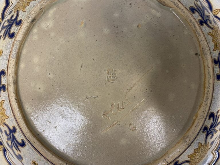 Vietnam, Bien Hoa - Grand plat à bords polylobés en grès émaillé à décor d'une…