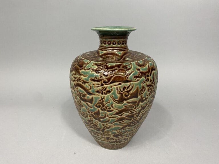 Vietnam, Bien Hoa - Vase en grès émaillé dans les tons vert et marron à décor d…